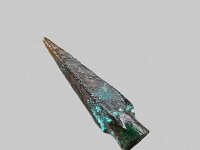 Aeg B 10  Aeg B 10, Sakkarah, nach dem 6. Jahrhundert v. Chr., Dreikantige Pfeilspitze, Bronze, L 2,9 cm, Dm 0,8 cm : Bestandskatalog Ägypten, Museumsfoto: Claus Cordes